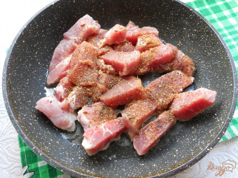 Фото приготовление рецепта: Свинина тушеная с шампиньонами и горчицей шаг №3