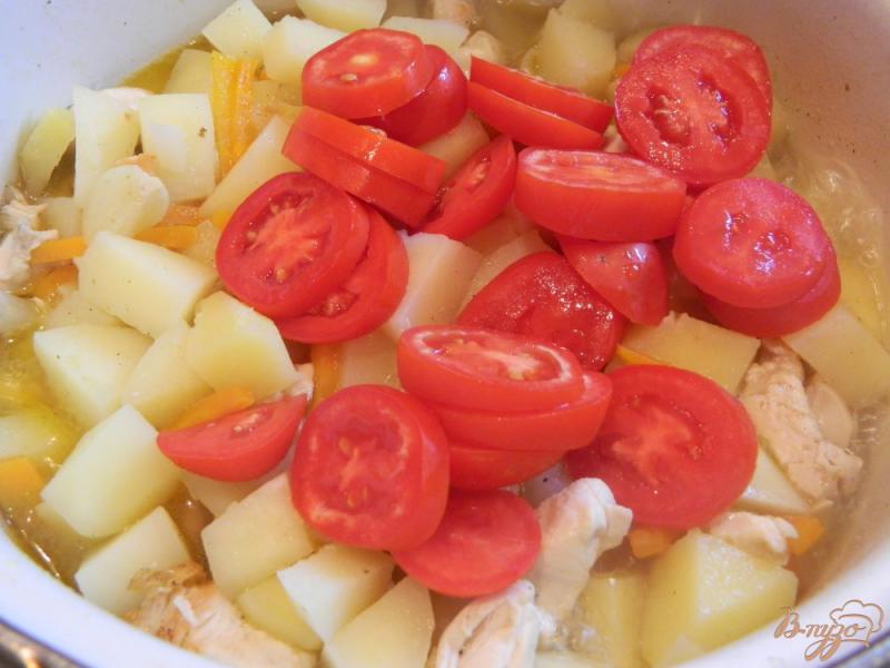Фото приготовление рецепта: Тушеный картофель с мясом и помидорами шаг №7
