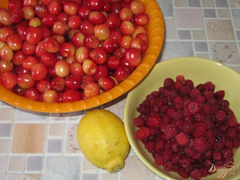 Фото приготовление рецепта: Компот из черешни и малины на зиму шаг №1