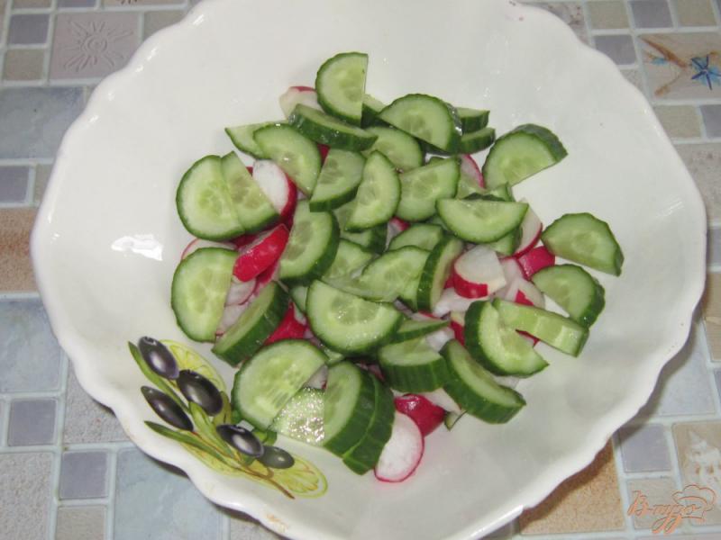 Фото приготовление рецепта: Салат из щавеля с огурцом и редисом шаг №2