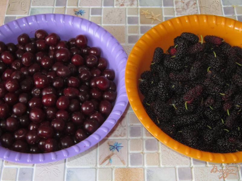 Фото приготовление рецепта: Компот из шелковицы и вишни на зиму шаг №1