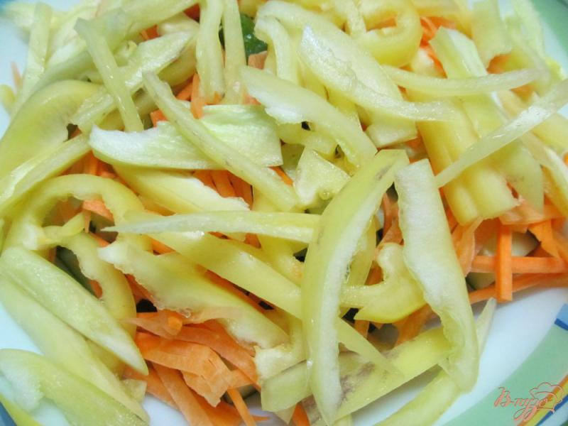Фото приготовление рецепта: Закусочные огурцы с морковью и перцем шаг №3