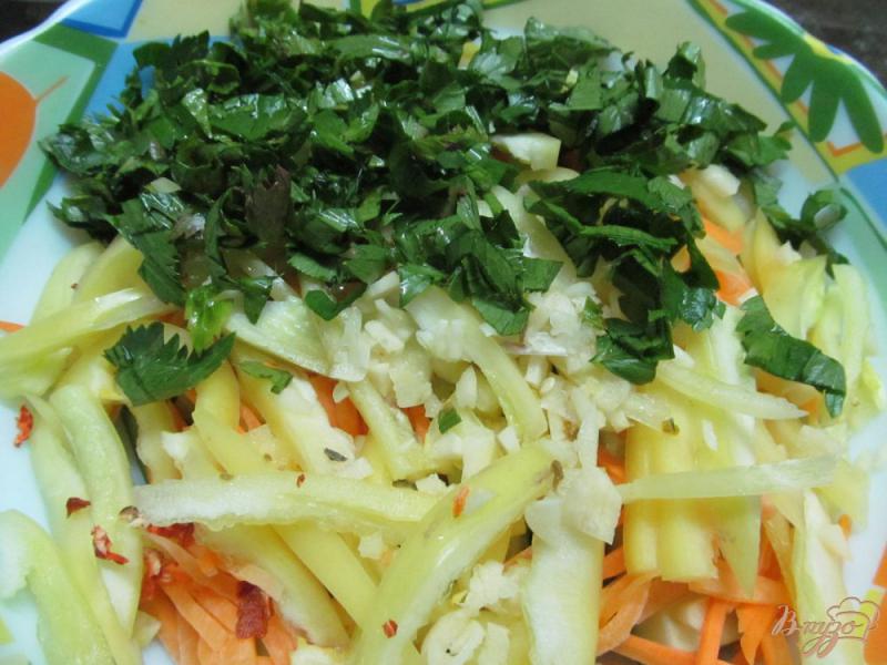 Фото приготовление рецепта: Закусочные огурцы с морковью и перцем шаг №4
