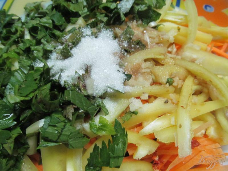 Фото приготовление рецепта: Закусочные огурцы с морковью и перцем шаг №6