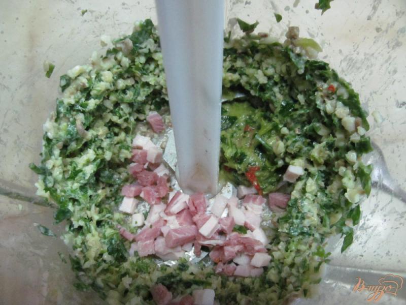 Фото приготовление рецепта: Котлеты из овса с зеленью и беконом шаг №3