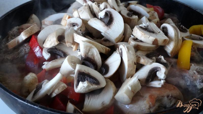 Фото приготовление рецепта: Рагу из болгарского перца с грибами и курицей шаг №4