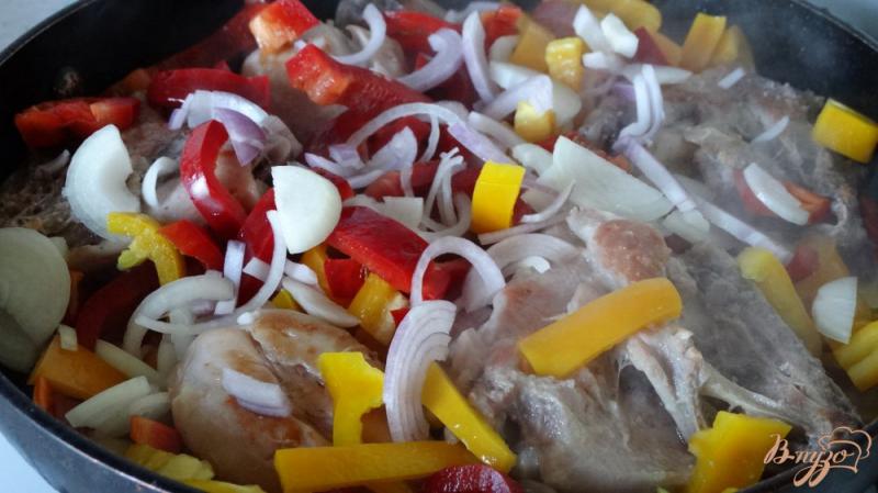 Фото приготовление рецепта: Рагу из болгарского перца с грибами и курицей шаг №3
