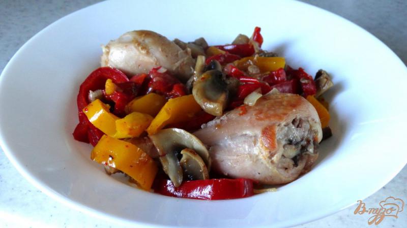 Фото приготовление рецепта: Рагу из болгарского перца с грибами и курицей шаг №6