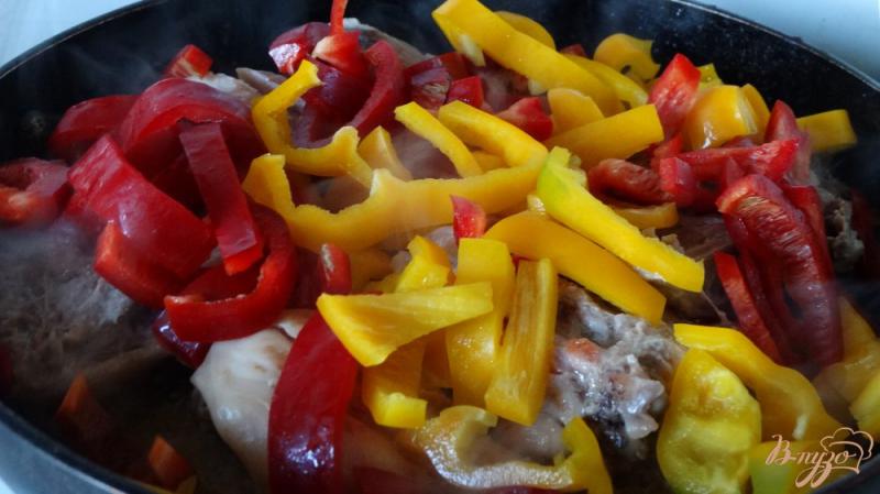 Фото приготовление рецепта: Рагу из болгарского перца с грибами и курицей шаг №2
