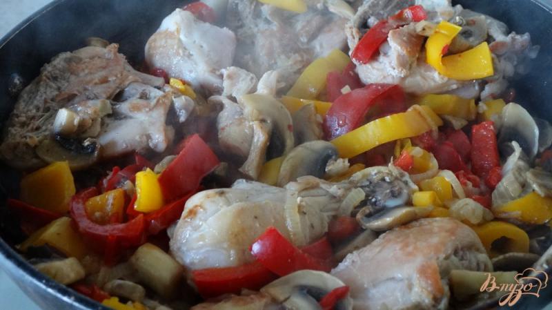 Фото приготовление рецепта: Рагу из болгарского перца с грибами и курицей шаг №5