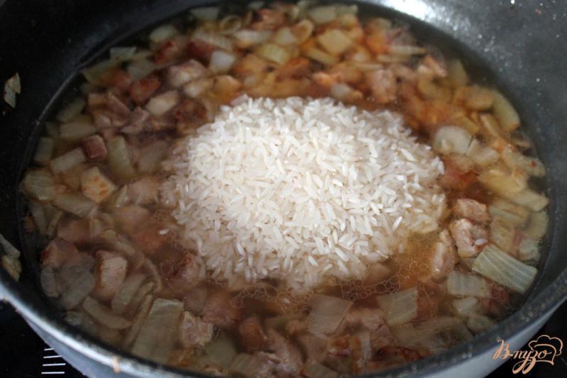 Фото приготовление рецепта: Рис со свининой и перцем ротонда шаг №3