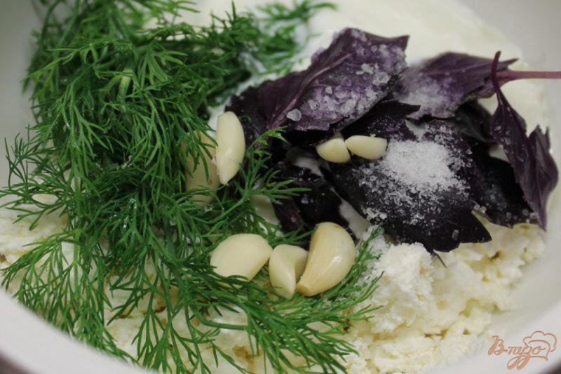 Фото приготовление рецепта: Творожный соус с чесноком, укропом и базиликом шаг №3