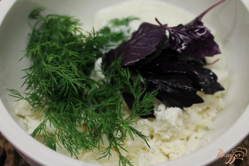 Фото приготовление рецепта: Творожный соус с чесноком, укропом и базиликом шаг №2