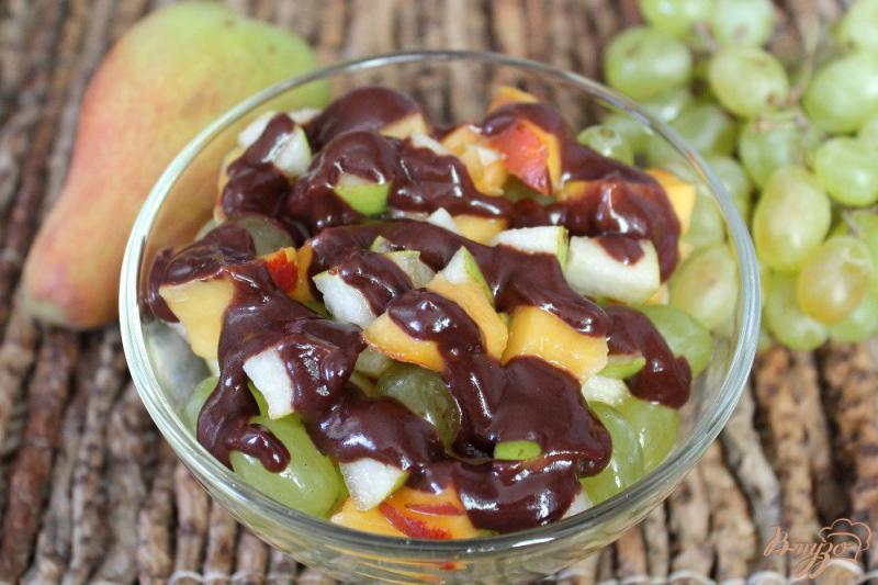 Фото приготовление рецепта: Салат из персика, винограда и груши с шоколадной глазурью шаг №7
