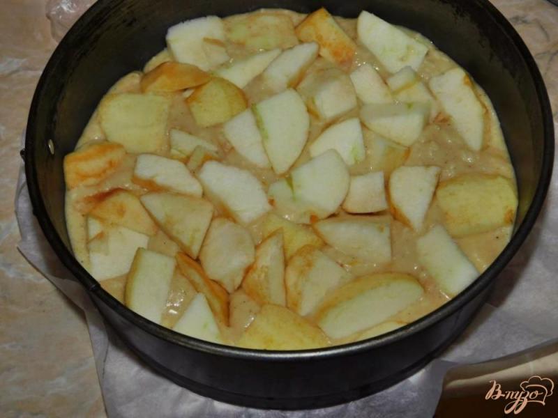 Фото приготовление рецепта: Кокосовый пирог с яблоками шаг №3