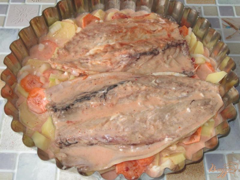 Фото приготовление рецепта: Скумбрия запеченная с овощами шаг №4