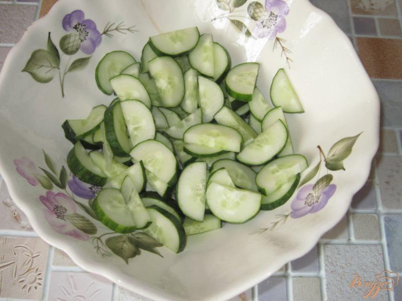 Фото приготовление рецепта: Острый салат с капустой и огурцами шаг №1