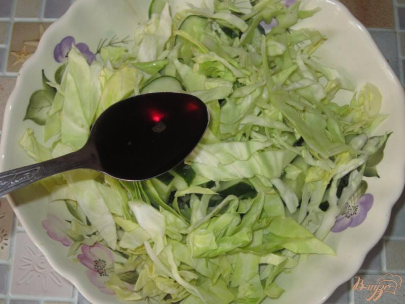 Фото приготовление рецепта: Острый салат с капустой и огурцами шаг №3