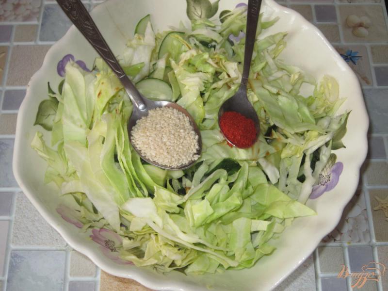 Фото приготовление рецепта: Острый салат с капустой и огурцами шаг №5