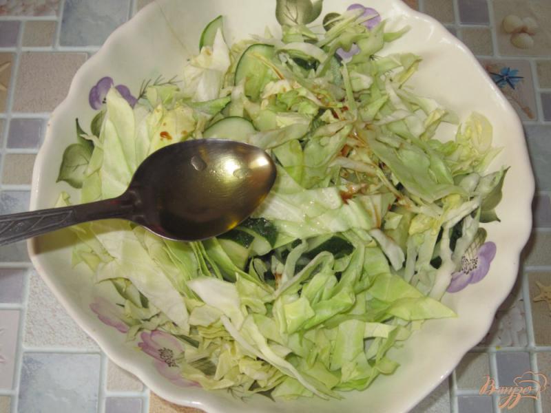 Фото приготовление рецепта: Острый салат с капустой и огурцами шаг №4