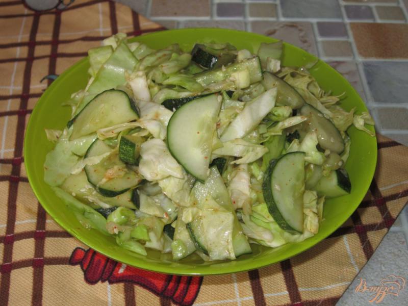 Фото приготовление рецепта: Острый салат с капустой и огурцами шаг №6