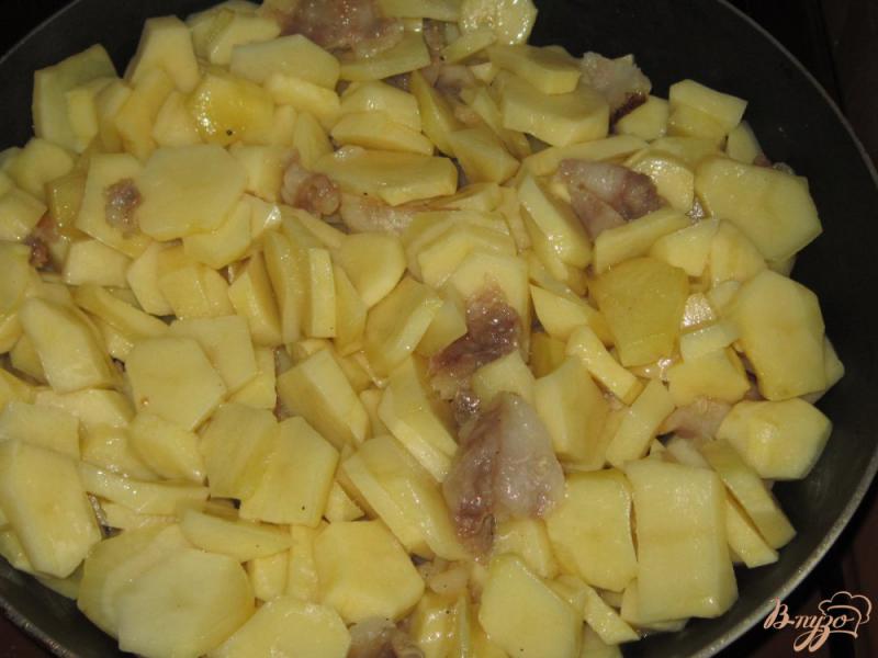 Фото приготовление рецепта: Картошка жареная на соленом сале шаг №3