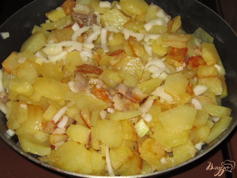 Фото приготовление рецепта: Картошка жареная на соленом сале шаг №4