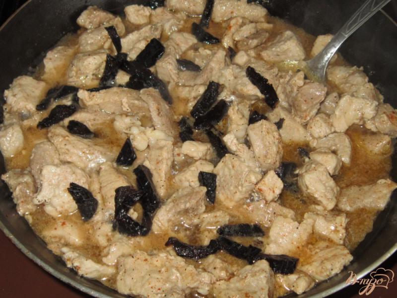Фото приготовление рецепта: Свинина тушенная с черносливом и вином шаг №3