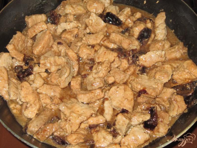 Фото приготовление рецепта: Свинина тушенная с черносливом и вином шаг №5