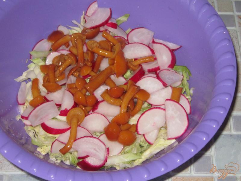 Фото приготовление рецепта: Салат из молодой капусты с маринованными опятами шаг №3