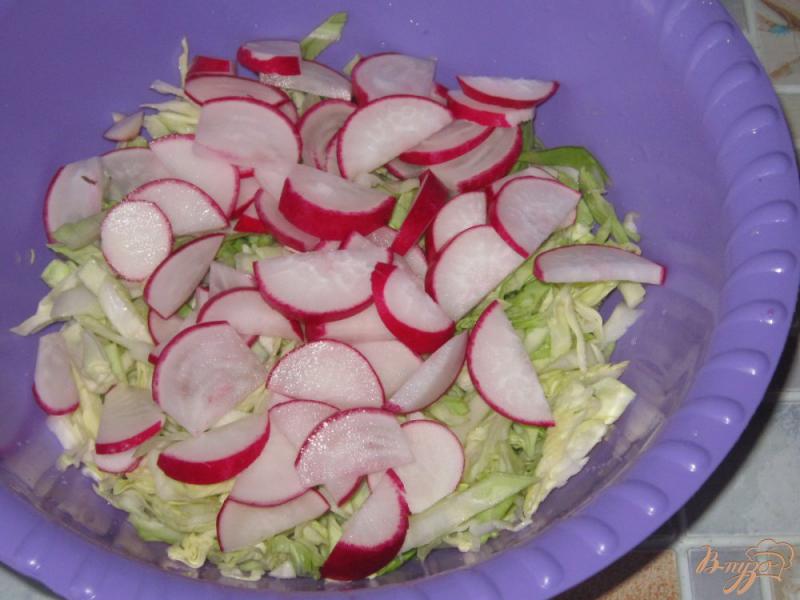 Фото приготовление рецепта: Салат из молодой капусты с маринованными опятами шаг №2