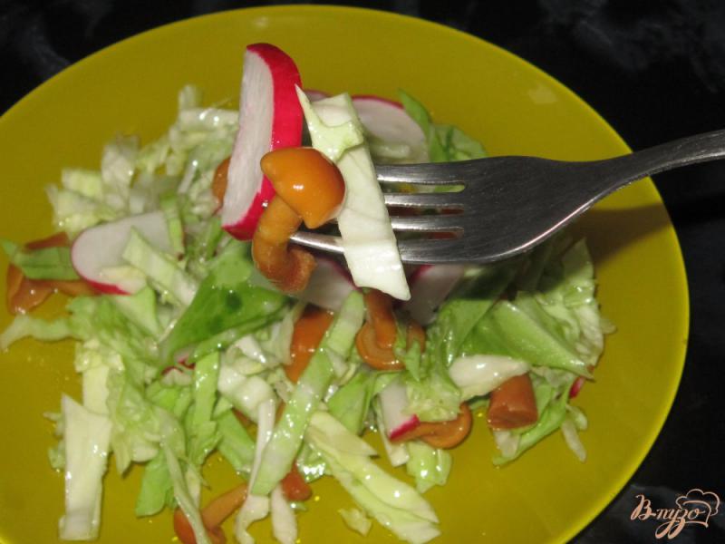 Фото приготовление рецепта: Салат из молодой капусты с маринованными опятами шаг №5