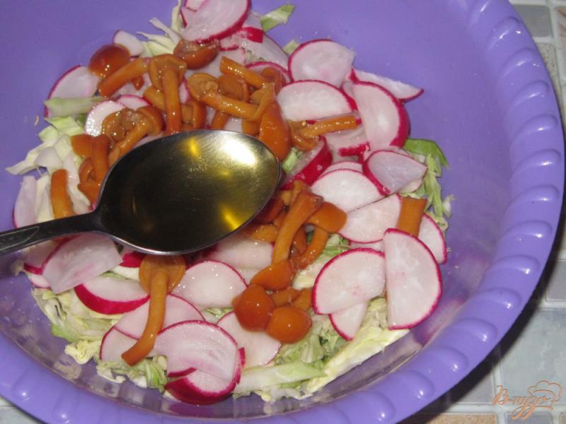 Фото приготовление рецепта: Салат из молодой капусты с маринованными опятами шаг №4
