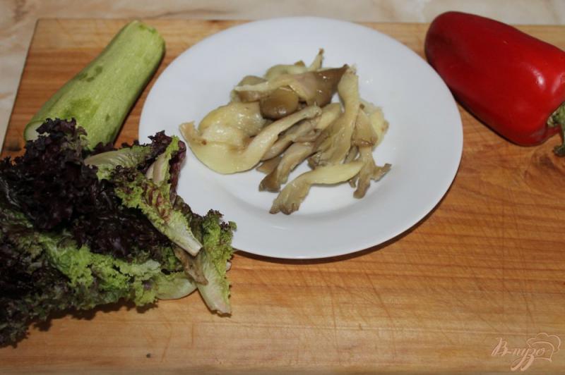 Фото приготовление рецепта: Теплый салат с вешенками и кабачком шаг №1