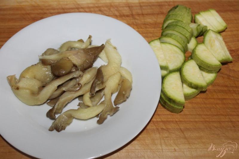 Фото приготовление рецепта: Теплый салат с вешенками и кабачком шаг №2