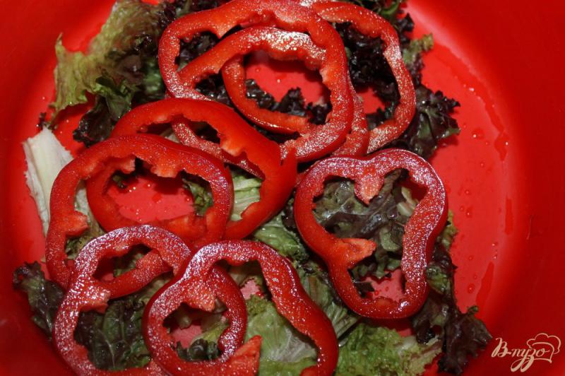 Фото приготовление рецепта: Теплый салат с вешенками и кабачком шаг №3