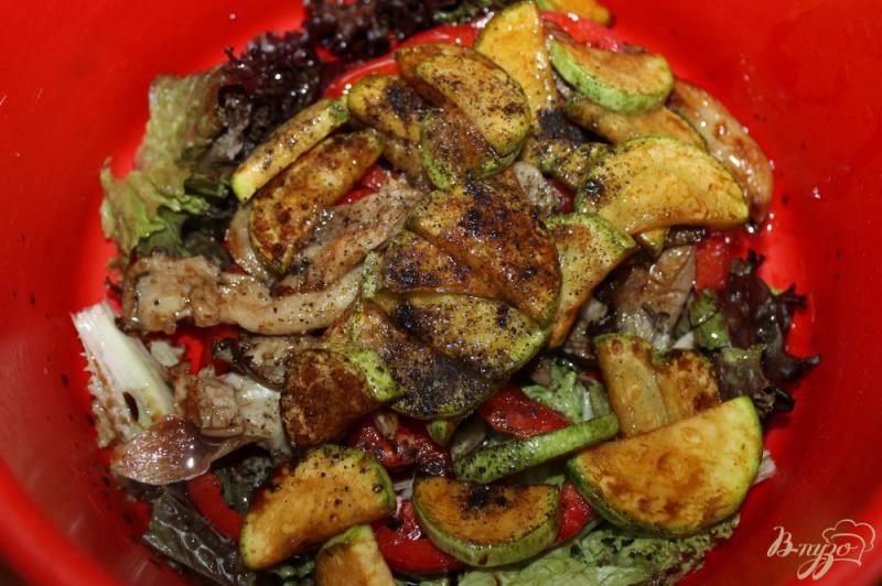 Фото приготовление рецепта: Теплый салат с вешенками и кабачком шаг №6