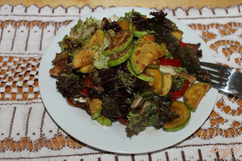 Фото приготовление рецепта: Теплый салат с вешенками и кабачком шаг №7