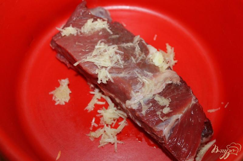 Фото приготовление рецепта: Телятина на кости маринованная в лаймовом соке и чесноке шаг №2