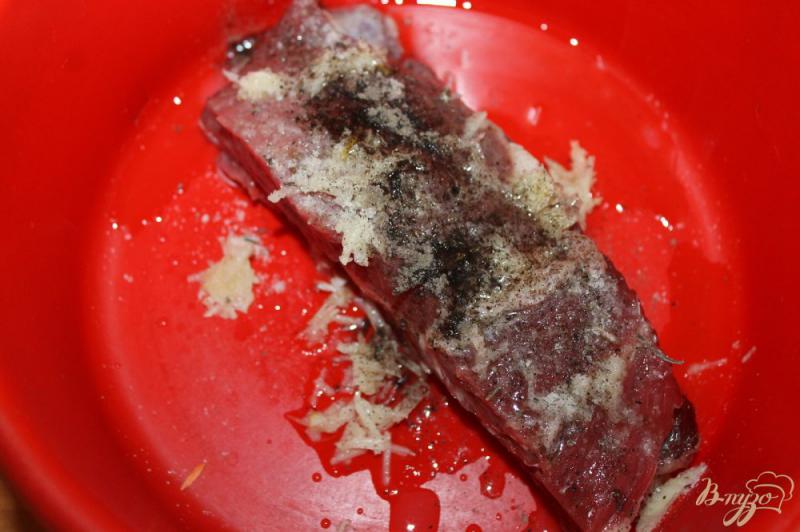 Фото приготовление рецепта: Телятина на кости маринованная в лаймовом соке и чесноке шаг №4