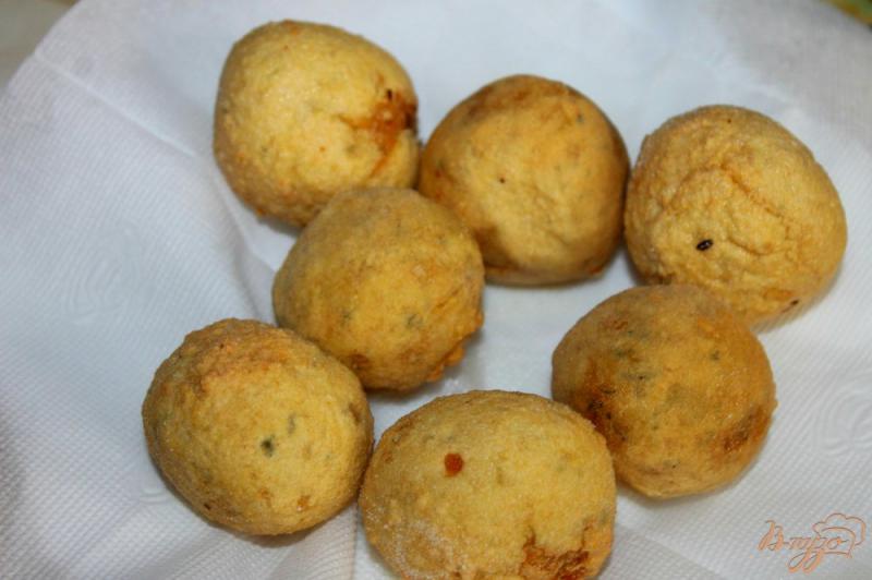 Фото приготовление рецепта: Картофельные шарики в кукурузной панировке шаг №5