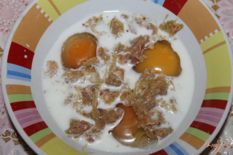 Фото приготовление рецепта: Гренки в яйце с мясом и сыром на завтрак шаг №2