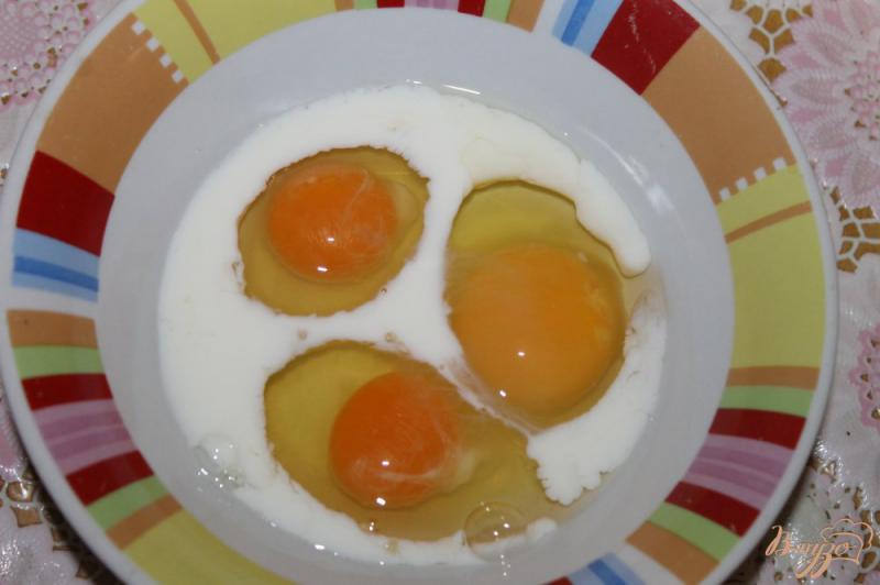 Фото приготовление рецепта: Гренки в яйце с мясом и сыром на завтрак шаг №1