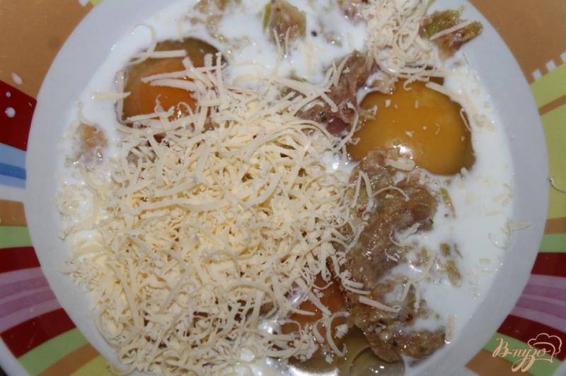 Фото приготовление рецепта: Гренки в яйце с мясом и сыром на завтрак шаг №3