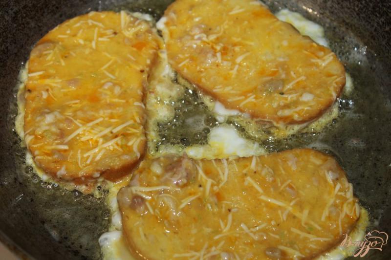 Фото приготовление рецепта: Гренки в яйце с мясом и сыром на завтрак шаг №6