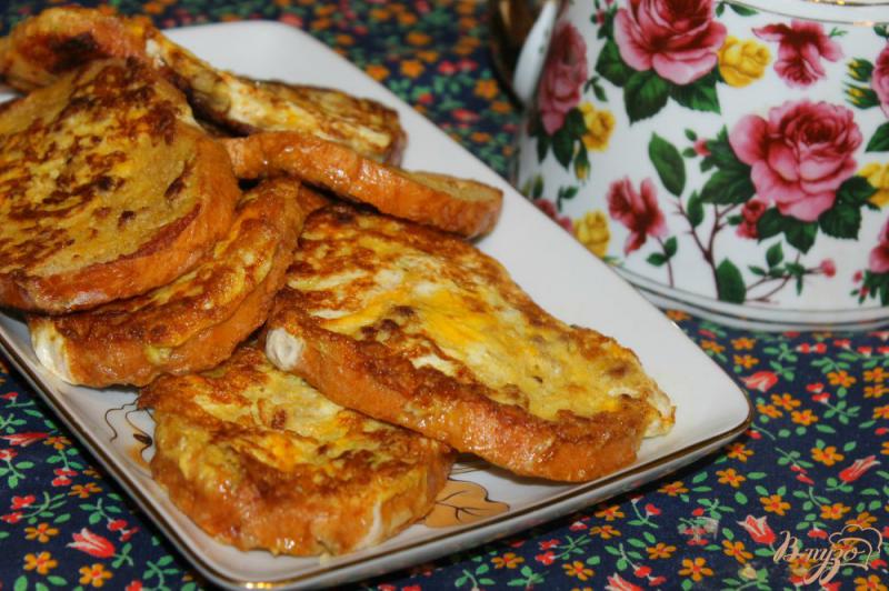 Фото приготовление рецепта: Гренки в яйце с мясом и сыром на завтрак шаг №7