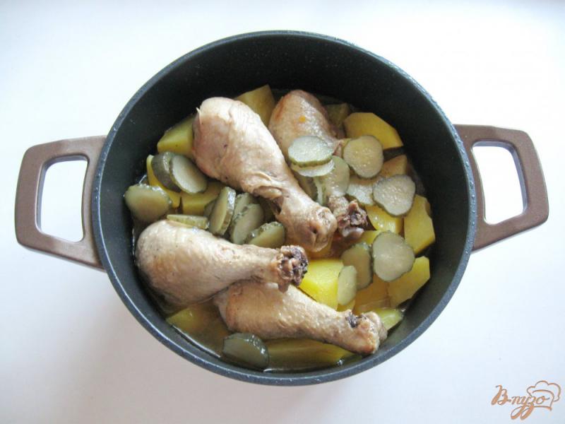 Фото приготовление рецепта: Жаркое из курицы с маринованными огурцами шаг №5