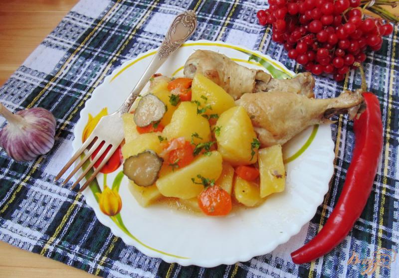 Фото приготовление рецепта: Жаркое из курицы с маринованными огурцами шаг №6
