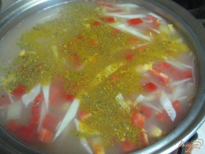 Фото приготовление рецепта: Суп с капустой и рисом шаг №5