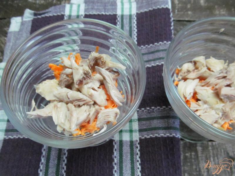 Фото приготовление рецепта: Салат из курицы с морковью и свеклой шаг №4